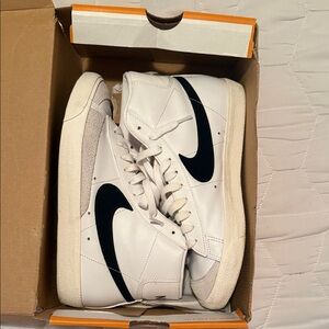 Nike Women’s Blazer Mid ‘77